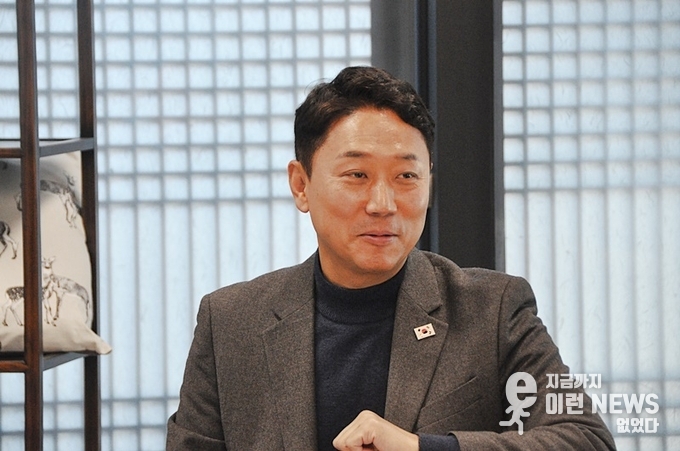 진석범 민주당 화성을 지역위원장 인터뷰 중(사진=화성언론연대)