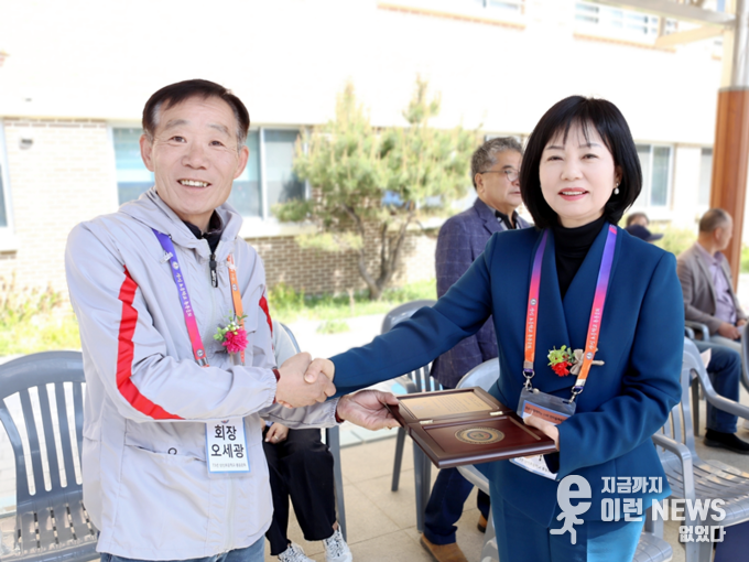 향남읍 상신초등학교 총동문회 오세광 회장에게 공로패를 받고 있는 유지선 화성문화원장