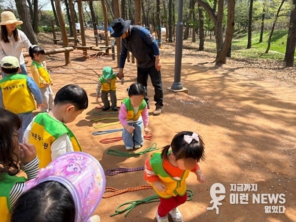 숲밧줄놀이에 신난 아이들(아이들 보호 모자이크 처리)