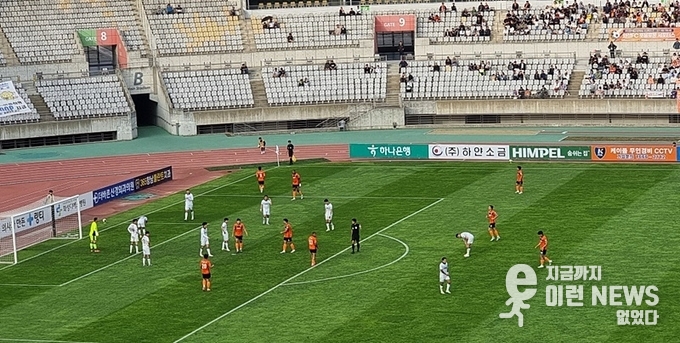 이랜드 진형에서 공격을 퍼붓는 화성FC(주황색) 사진=이런뉴스)