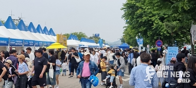 축제현장 거리를 가득 메운 방문객들 (사진=이런뉴스