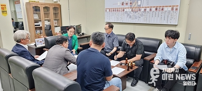봉담읍사무소 내 자율방재단 사무실에서 화언연과의 인터뷰 현장(사진=이런뉴스)