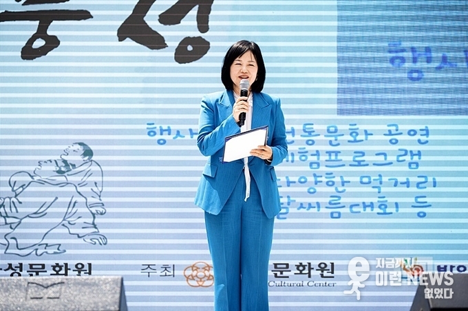 인사말을 전하고 있는 유지선 화성문화원장