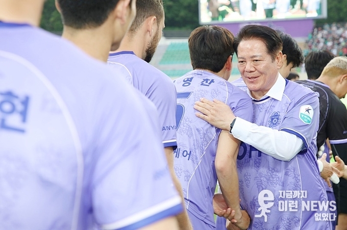FC안양 선수들을 격려하고 있는 최대호 시장