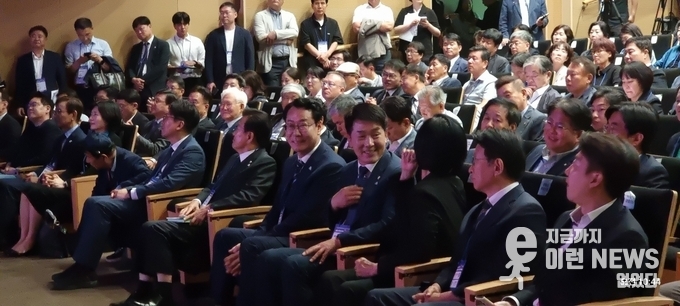 개회식 당일 개회식장 맨 앞에 앉은 내빈들(사진=이런뉴스)
