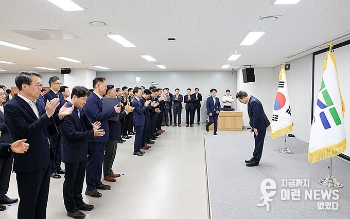 경기도청 실국장 및 부단체장 승진 인사 대상자 임명장 수여식 현장에서 고개숙여 인사하는 김동연 지사(경기도 제공)