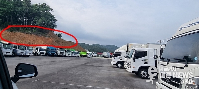 깍아내린 임야 뭐라도 조치해야 (사진=이런뉴스)