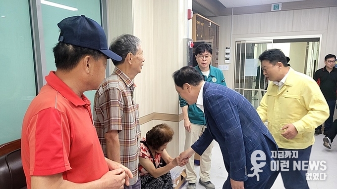 김선교 경기도당위원장이 수해 주민을 위로하고 있다.