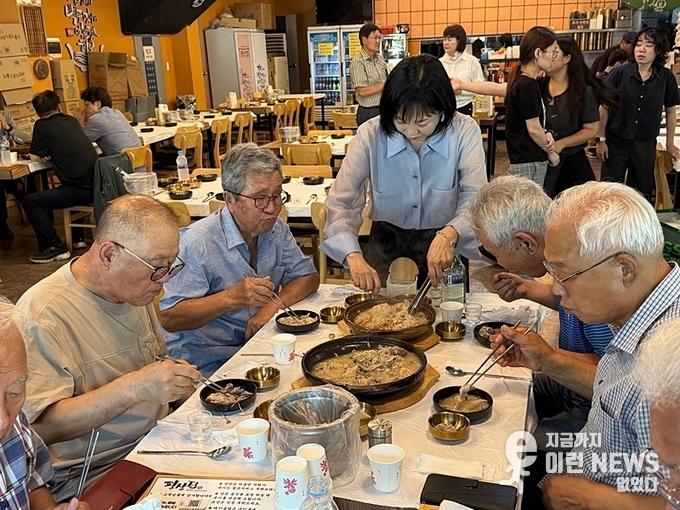 유지선 화성문화원장이 어르신들을 모시고 있다.