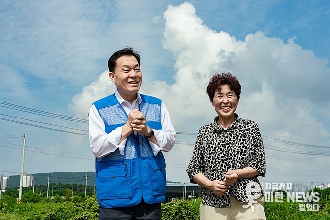 지난 7일 수원시 입북동에서 열린 현장시장실에서 이재준 수원시장이 주민과 함께 환하게 웃고 있다