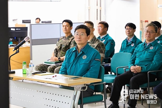 19일 이상일 용인시장이 을지연습장에서 보고를 받고 있다