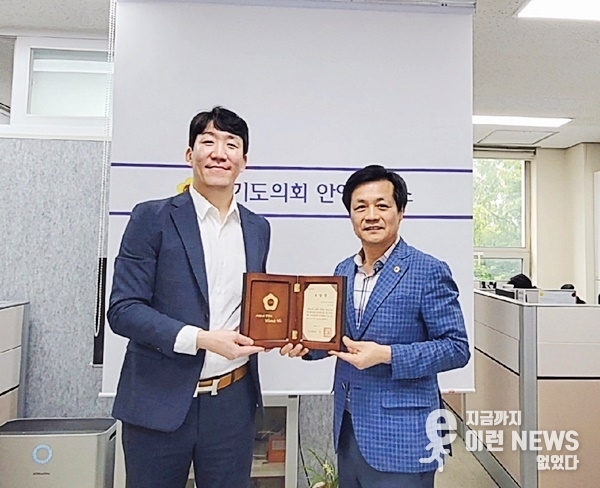 좌측이 노영규氏 우측 문형근 도의원 표창식 기념 촬영