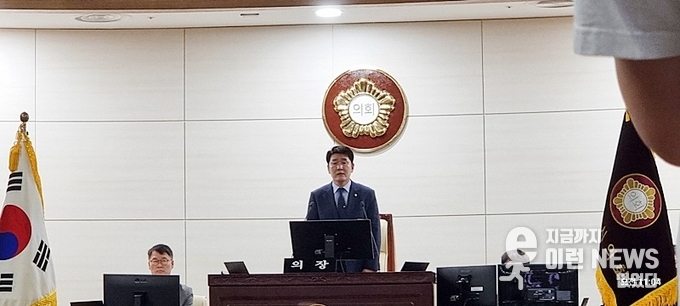 제244회 임시회 제1차 본회의에서 배정수 의장이 의회 안건을 설명하고 있다(사진=이런뉴스)