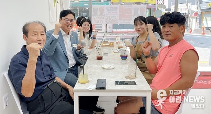 좌측 정장) 이용욱 도의원과 상인들이 화이팅! 기념 촬영을 하고 있다(경상원 제공)