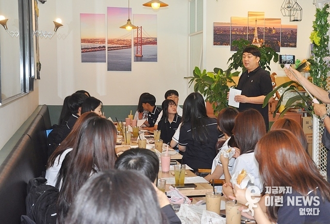 황일진 커피홀릭 대표가 남양고 학생들과 이야기를 나누고 있다(사진 이런뉴스)