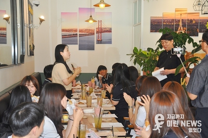 커피홀릭에서 학생들을 위한 생생한 현장 교육이 진행되고 있다(사진 이런뉴스)