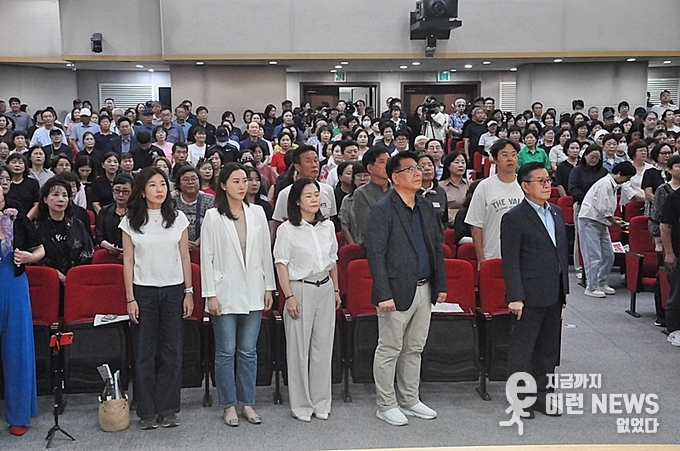 당리당략을 떠나 한목소리로 물류센터 백지화에 동참한 오산시의회 시의원들 좌측부터 전예슬, 조미선, 송진영, 전도현, 이상복 의원(사진=이런뉴스)