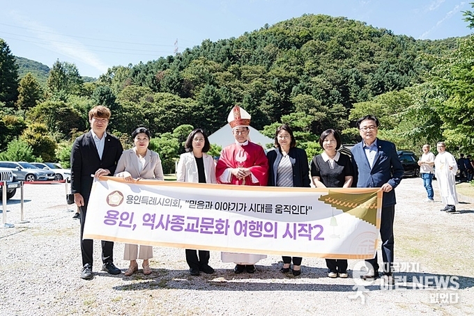 좌측부터 이상욱 의원, 안지현 의원, 이윤미 의원, 문희종(수원교구) 주교, 김희영 의원, 신현녀 의원, 김영식 의원 기념촬영