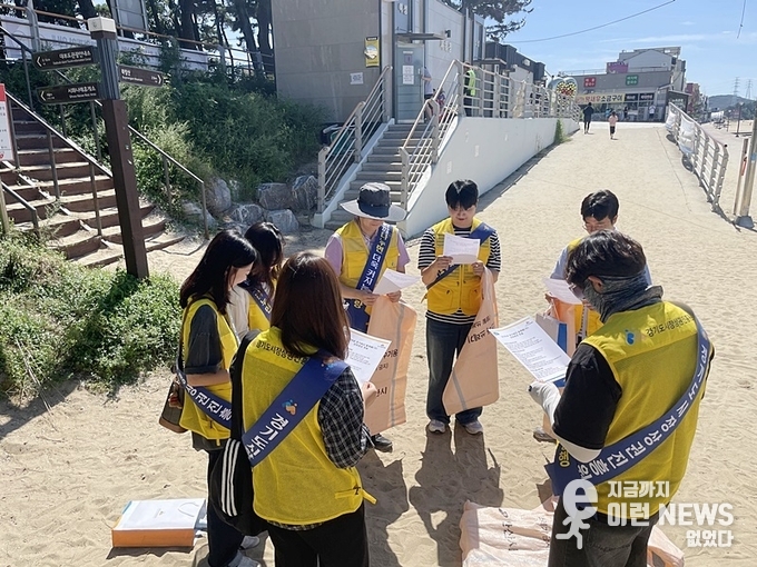 경기도시장상권진흥원 직원들이 '경기바다 함께해' 캠페인 관련 유의사항을 숙지하는 모습