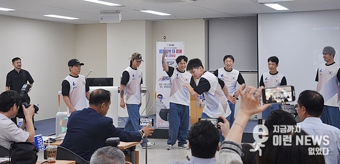 브레이킹 아티스트들이 브레이킹이란 이런 것이라는 걸 행동으로 보여주고 있다(사진=이런뉴스)