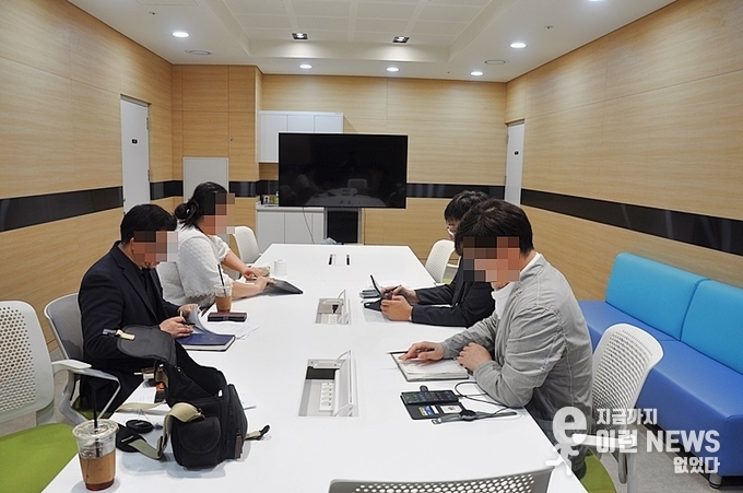 좌측 취재진과 우측 사립학교과 관계자가 15일 교육청 4층 6호실에서 A사립고 관련 면담을 진행중이다(사진=이런뉴스)