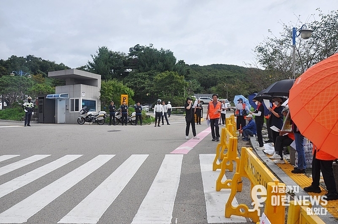 화성서부경찰서 앞에서 어천 주민들이 “불법 통과 관련자 구속수사” “서류 조작 일 삶는 LH 해체” 등을 외치고 있다(사진=이런뉴스)