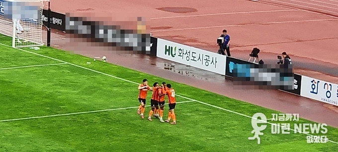 전반 32분 화성FC 알뚤이 골을 성공시킨 후 동료선수들의 축하를 받고 있다(이런뉴스)