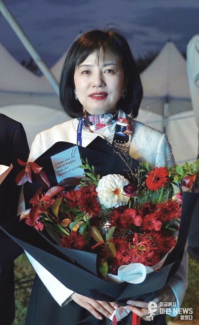 화성문화원 유지선 원장 지역문화발전 유공자 표창 수상후 기념 촬영