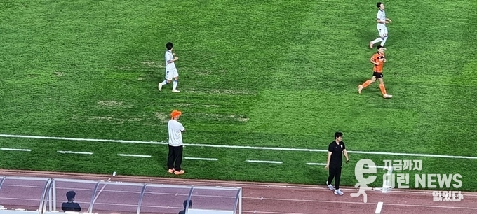 후반전 경기를 살피는 차두리 화성FC감독(이런뉴스)