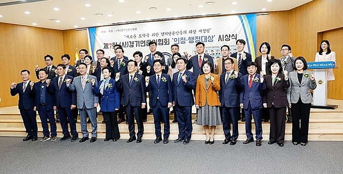 제7회 (사)경기언론인협회 의정·행정대상 시상식 단체 기념 사진