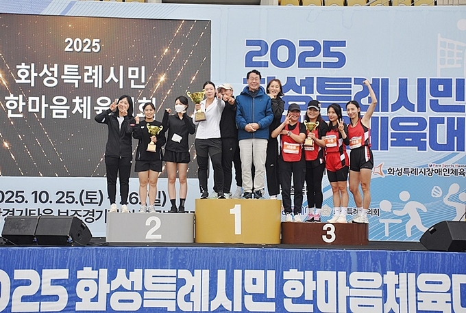 정명근 화성시장 여자 계주 우승팀들과 기념촬영(사진=이런뉴스)