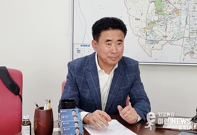 경기도 오산시의회 성길용 의원 인터뷰 중(사진=이런뉴스)
