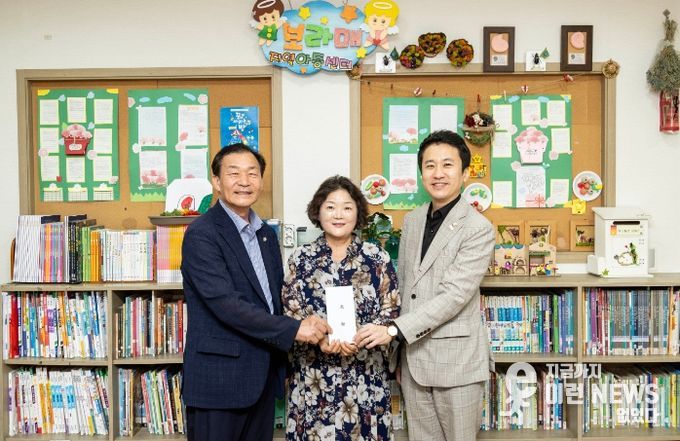 19일 송바우나 의장과 박태순 의원이 보라매 지역아동센터를 방문한 모습