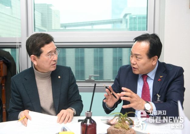 이권재 오산시장(우)김학용 국회의원(좌) 간담회