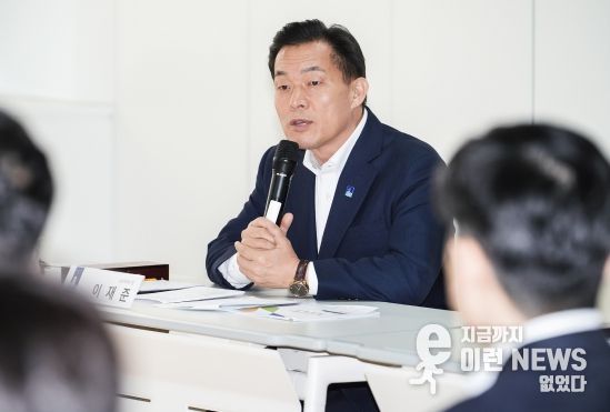 이재준 수원시장이 보고회에서 발언하고 있다