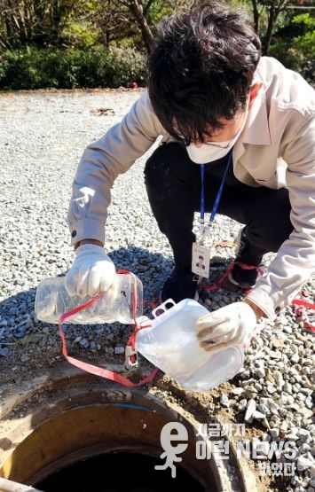 시 관계자가 관내 야영장 개인하수처리시설을 점검하고 있다