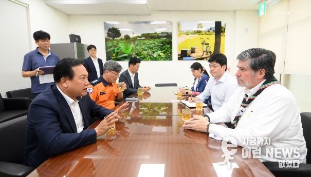 (좌)이권재오산시장,(우)카를로스 페냐피엘 대사