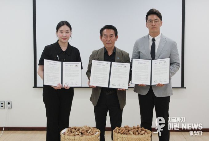 협약식 후 참석자들이 기념촬영을 하고 있다