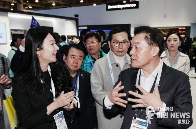 이재준 시장이 CES 2024 외국관, 한국관에 있는 기업의 전시관을 둘러보고 있다.