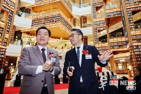 이재준 수원시장(왼쪽)이 오픈식에 앞서 신세계프라퍼티 임영록 대표와 이야기를 나누고 있다.
