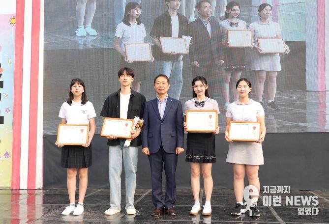 장영근 안양시 부시장이 25일 청소년의 날 기념식에서 '안양시 청소년상'을 받은 학생들과 기념촬영을 했다