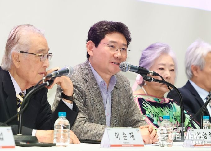 11일 용인문화예술원 국제회의실에서 열린 '제42회 대한민국연극제 용인' 기자간담회에서 질의응답을 하고 있는 이상일 용인특례시장