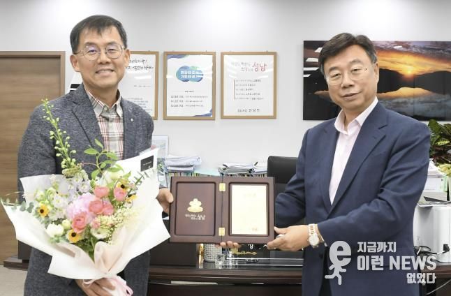성남시는 최근 분당판교청소년수련관 수영장에서 물에 빠져 의식을 잃은 10대 박모 군을 인공 호흡으로 구조한 김재광 의사(왼쪽)에게 감사패를 전달했다