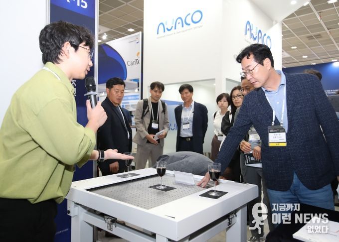 K-Display 2024 한국 디스플레이 산업전시회 참관한 정명근 화성시장(우측)