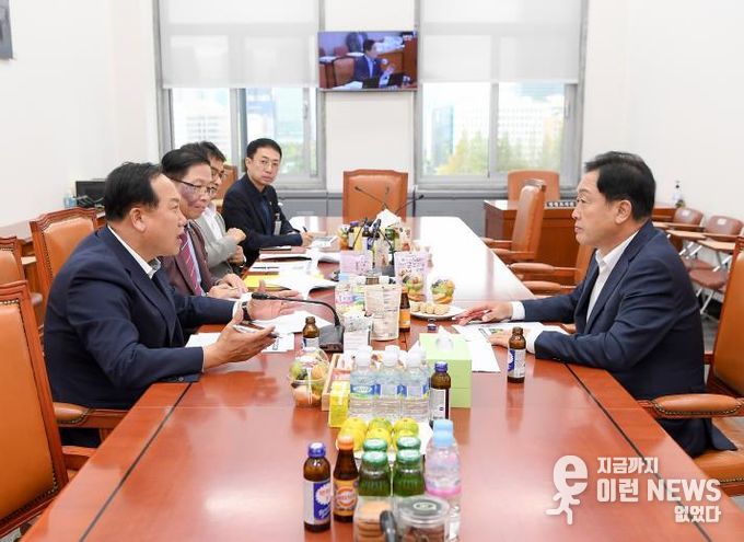 이권재 오산시장이 김선교 국민의힘 의원에게 농어촌공사 운암뜰지분 유상양도·서랑지 농진구역 해제 지원을 요청하고 있다(오산시 제공)