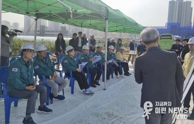 현장활동시 업무보고를 받는 평택시의회 산업건설 위원회 의원들
