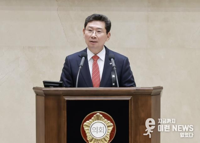 이상일 용인특례시장이 18일 용인특례시의회 제288회 정례회의 시정연설을 통해 시정운영 방향을 밝히고 있다