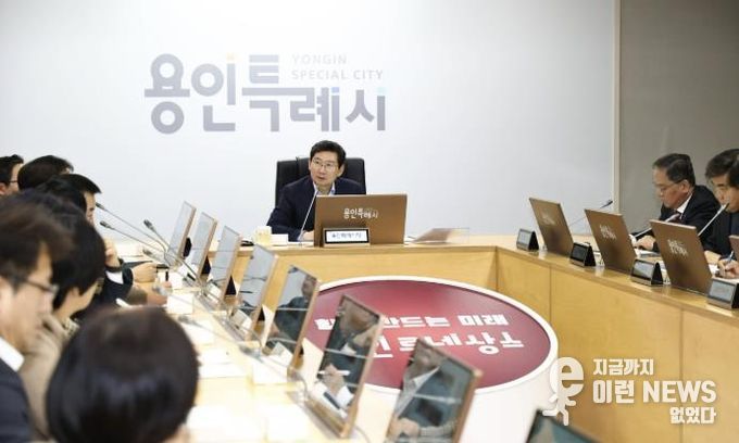 이상일 용인특례시장이 9일 열린 간부공무원 회의에서 폭설 시 대중교통이 원활하게 운행하도록 하는 데 우선순위를 두어 제설작업을 하라고 지시했다.