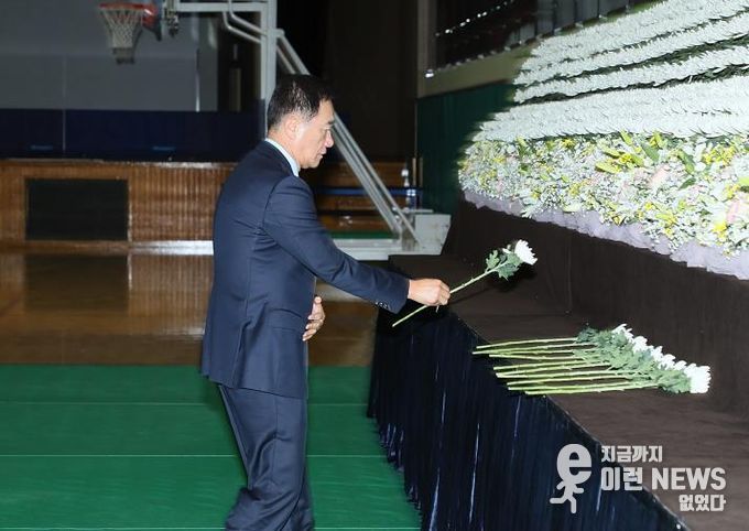 정장선 평택시장이 31일 평택 소사벌 레포츠타운 청소년체육관에 마련된 제주항공 여객기 희생자 합동분향소에 헌화하고 있다.