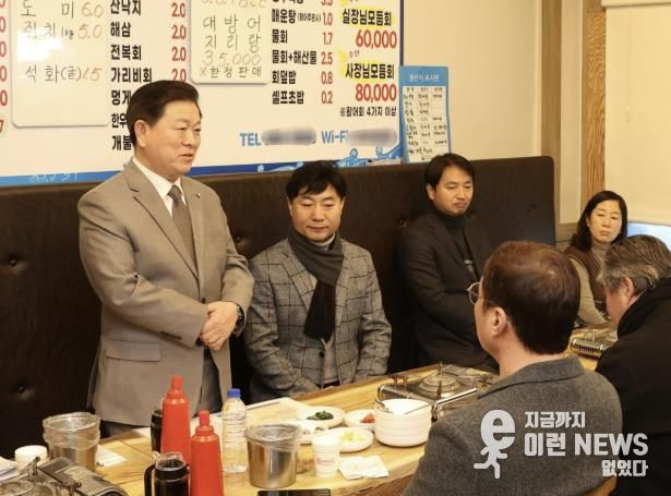 박승원 광명시장(왼쪽 첫 번째)이 3일 하안동 단독필지 상인회를 찾아 소상공인들과 간담회를 갖고 있다.